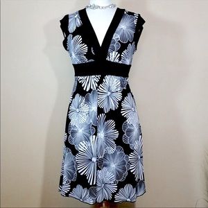 Speechless Black and White V-neck Floral Print Dress with Sash Belt, Size S
